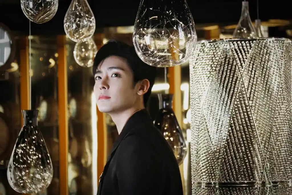 侯明昊是什么人间贵公子啊!这组图氛围感超绝