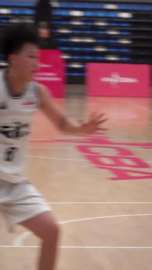 就差一点点!来自福建队方敏超远中场投篮可惜超时无效!