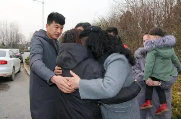 2018年1月24日,济南遥墙机场,张君华带着丈夫和女儿回乡探亲,远隔千山