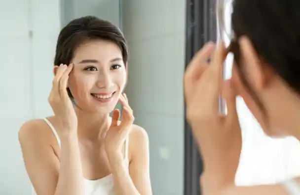 她会经常对着个镜子问魔镜,魔镜,谁是这个天底下最漂亮的女人,其实