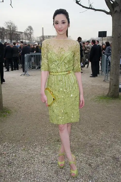 年近50的吴佩慈保养得真好,皮肤紧致身材纤细,看起来好有气质