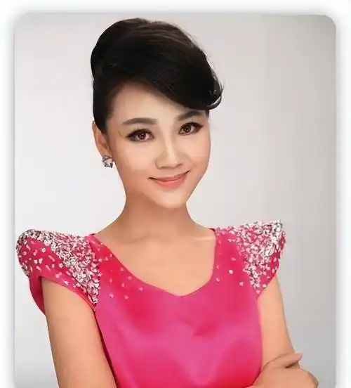 原创知名主持人周群在高铁内热舞扭腰摆臀兴致高不戴口罩争议不断