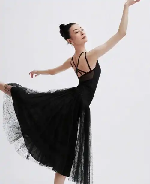 祝福!芭蕾舞团首席谭元元大婚,与老公幸福拥吻,现场大秀舞技