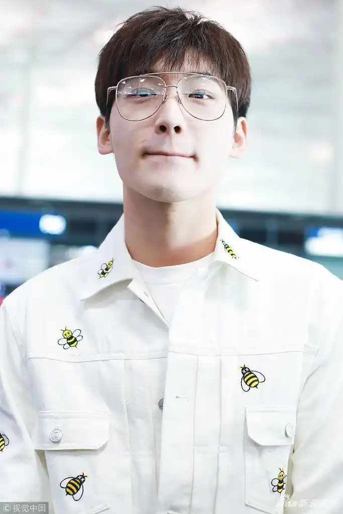 有颜任性邢昭林机场抿嘴卖萌清爽帅气撞脸杨洋