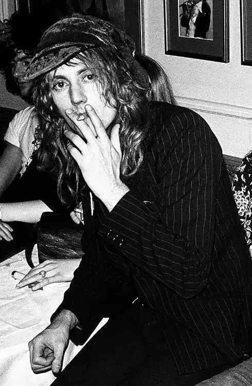 我是最后一个知道yoshiki和皇后鼓手roger taylor出过合作曲的人吗