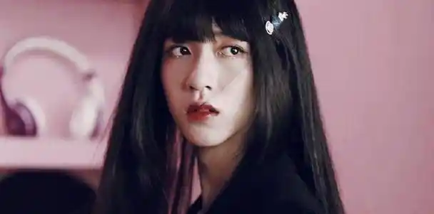 贺峻霖扮女装惊艳全场,学院风堪称校花,不如退团当网红?