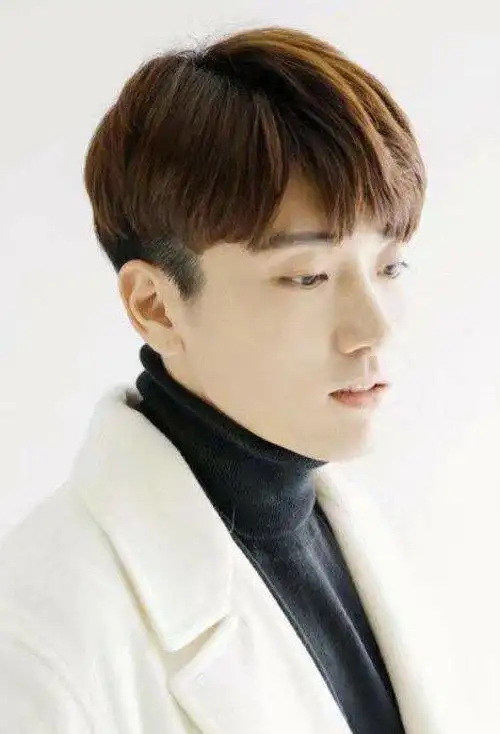 男生短头发剪斜刘海帅气发型