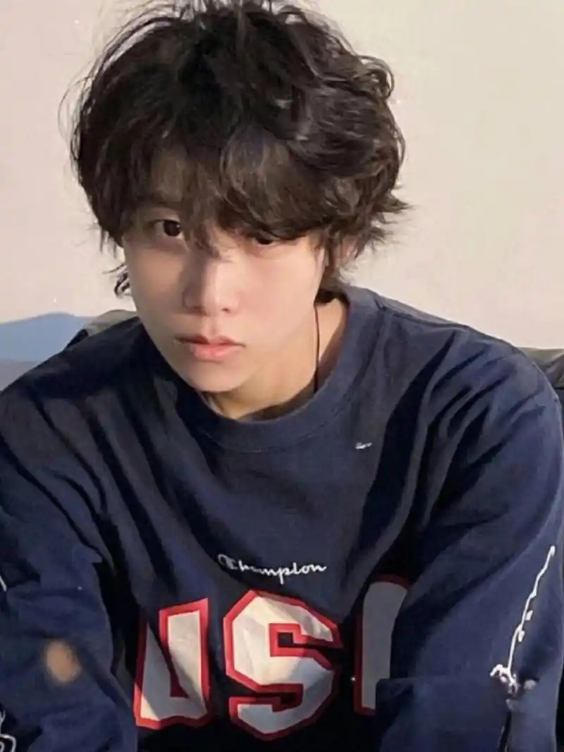 推荐一款帅气有型的赛博朋克风的卷发发型 营长度一定要够,只是烫一