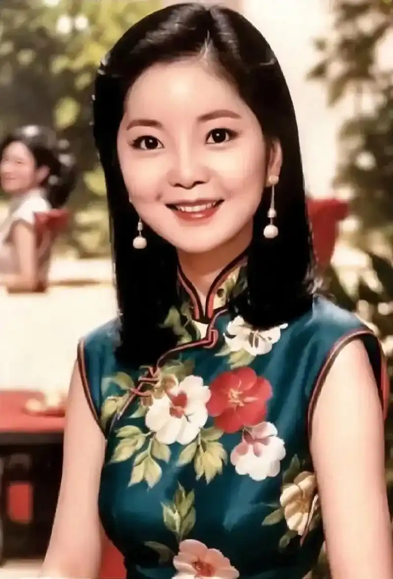 这幅画中的邓丽君,她的美丽和温柔让人感到不可言喻的感动,她的歌声