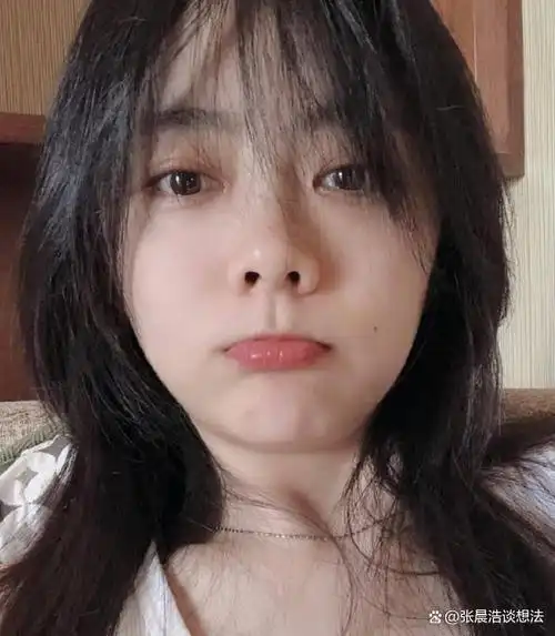 谭松韵晒素颜照,镜头怼脸拍的颜值,以为做了半永久