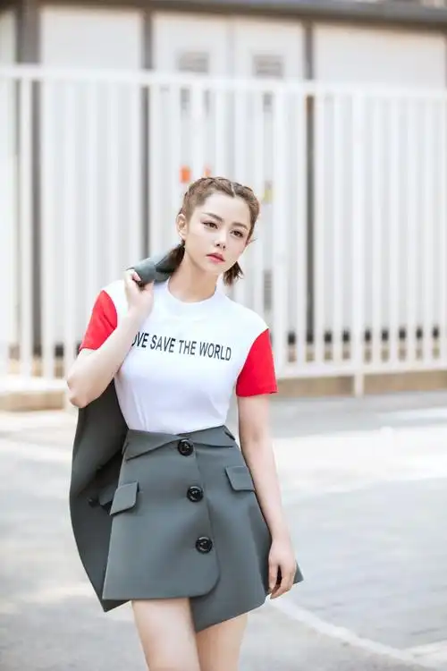 刘一含曝夏日清新大片 俏皮可爱展摩登少女