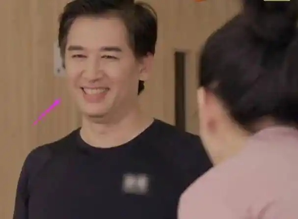 黄奕矜持点吧!约会2次带崔伟玩双人瑜伽,放话女儿教育交给他了