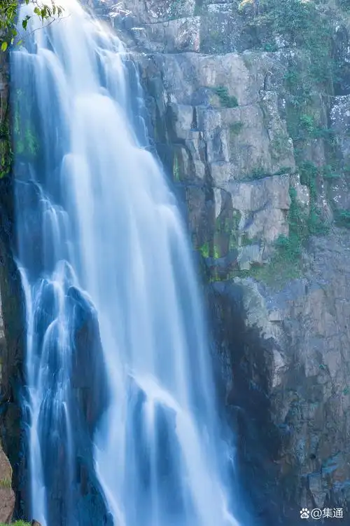 扶云上九宵 山高水长画如仙, 游人失神望半天