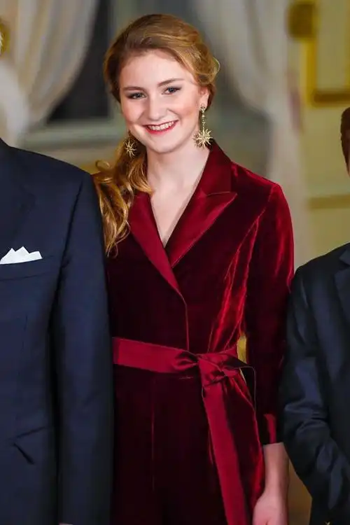 比利时公主晒出牛津求学照,看书划船,气质拉满,初显女王气场|伊丽莎白