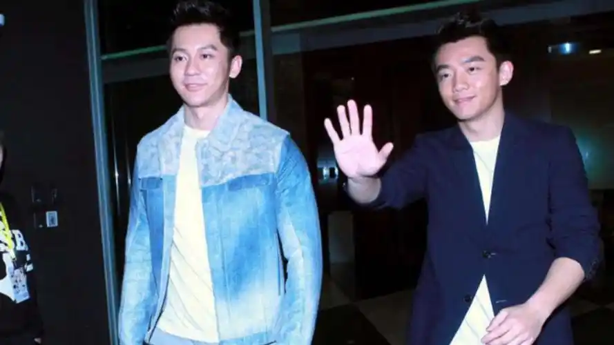 《奔跑吧》重回重庆科技馆,李晨郑恺撕了10年名牌,成节目唯二元老