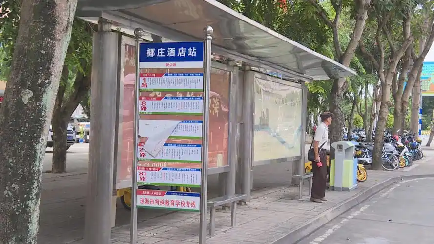 文明曝光台丨嘉积城区部分公交站牌破损严重 小广告乱张贴乱涂鸦盼治