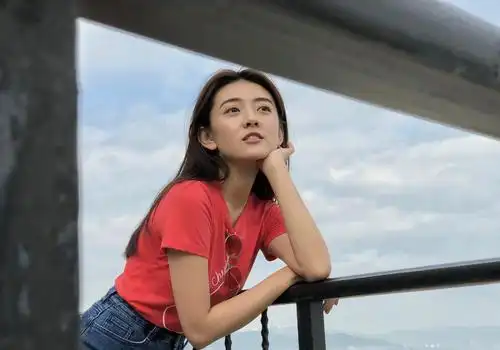 梁洁是有多喜欢逛夜市碎花吊带短裙站在摊位中间好接地气