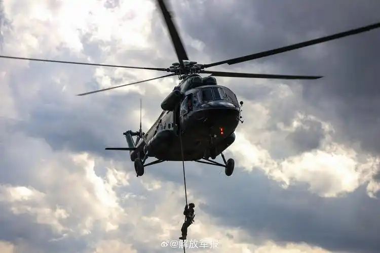 武警官兵直升机融合训练现场