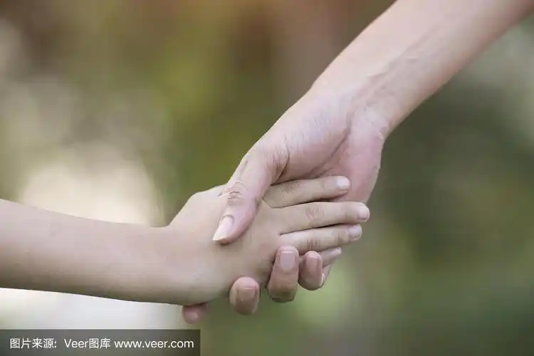 夏日里,母亲牵着儿子的手