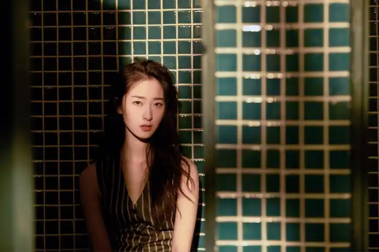 何雨虹《小娘惹》完美收官 风雨过后 虹光旖旎