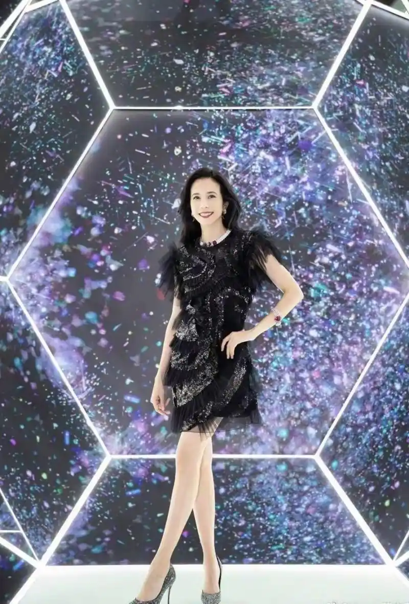 莫文蔚的腿不愧值三千万,穿短裙的美腿又细又长,女人看了都羡慕