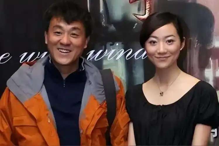 那么,何冰的妻子究竟有何魅力,能让何冰在娱乐圈这片"淤泥"中保持清醒