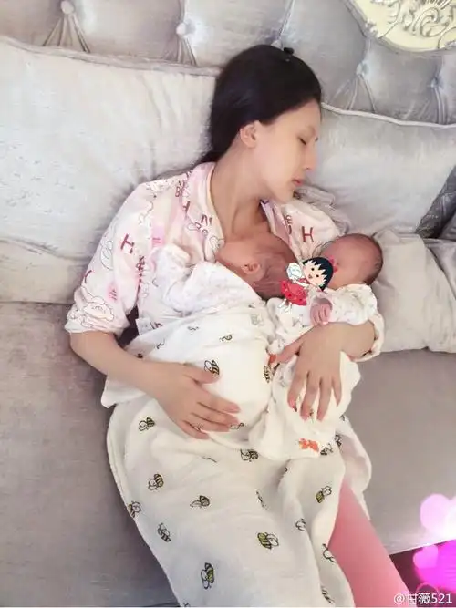 "京城四美"甘薇自曝产前巨肚照庆双胞胎女儿满月