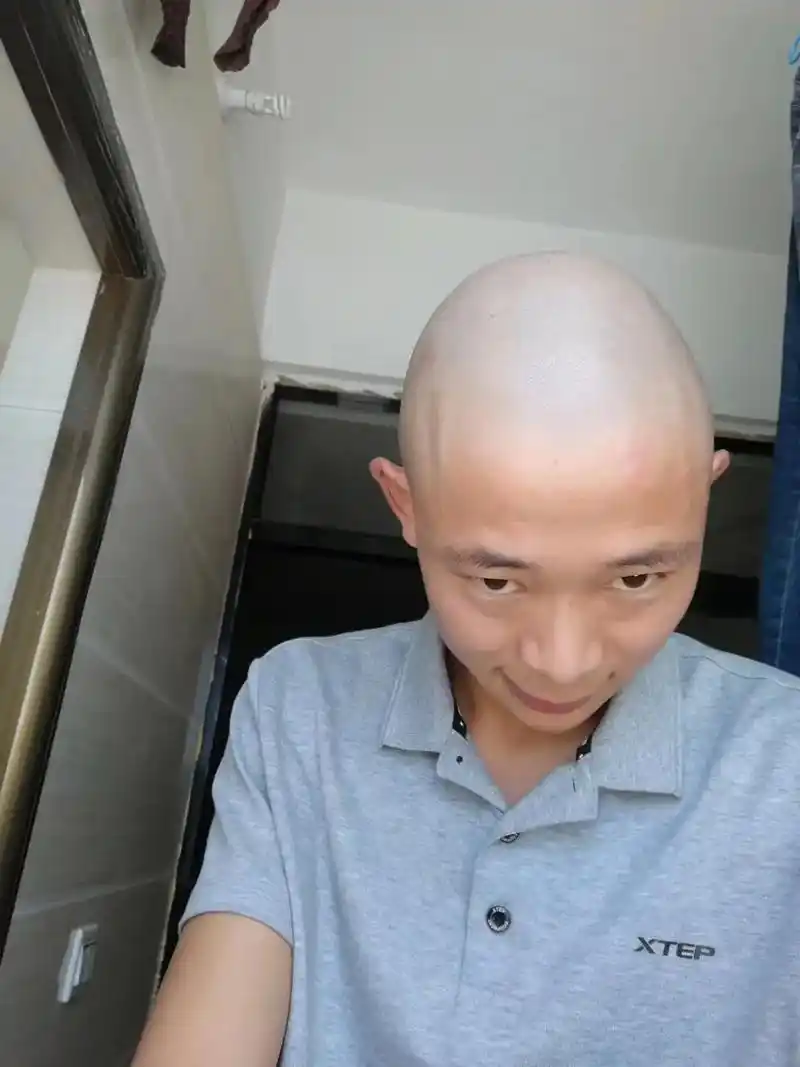 男人不用太帅像爷们就行 翻到几张前几年光头的照片,是铮亮啊 - 兑趑