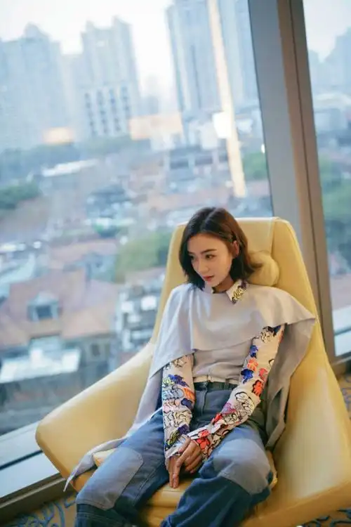 袁姗姗穿牛仔裤就很好看,搭配针织衫很时髦