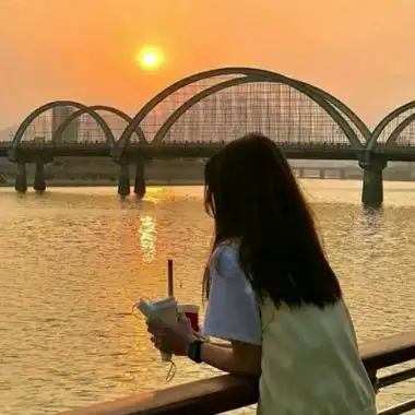 落日余晖头像女高清唯美不露脸的女生头像夕阳背影图片