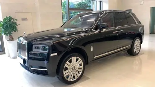 劳斯莱斯库里南经典配色外黑内红.