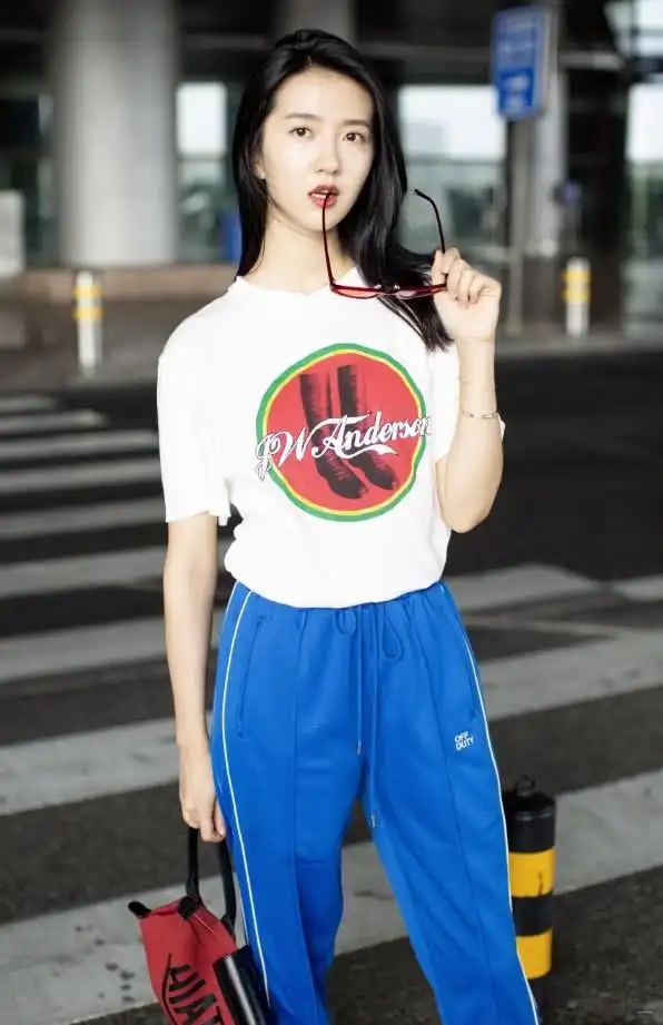 许龄月真是够了,把靴子"绑"在t恤上,裤子太长直接剪烂!