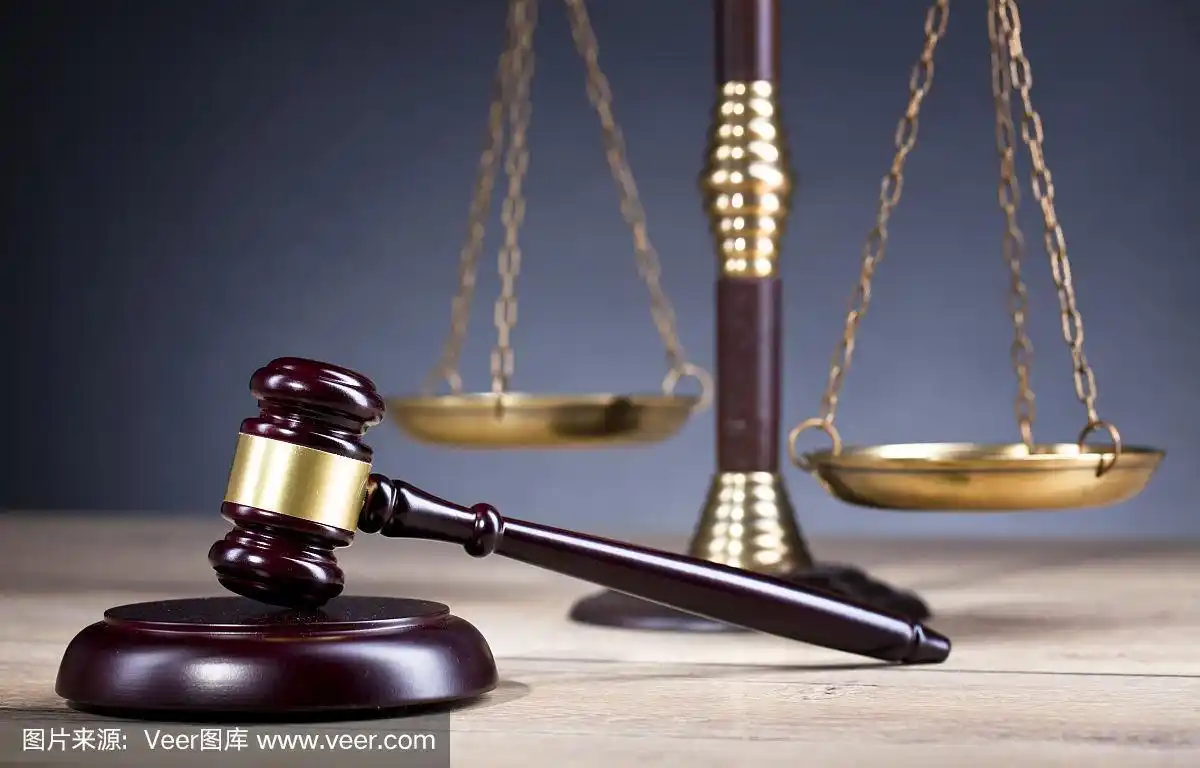 法官的木槌和正义的金天平.法律的概念