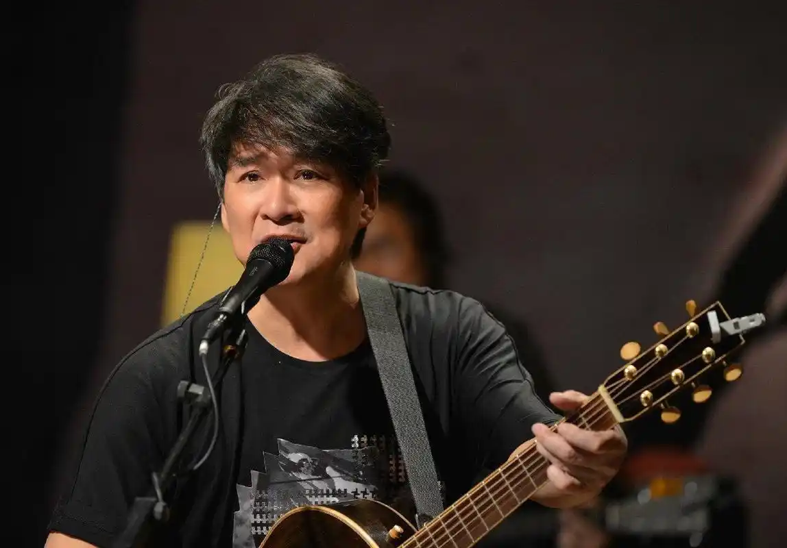 第五首《有没有一首歌会让你想起我》,收录于周华健2001年发行的专辑