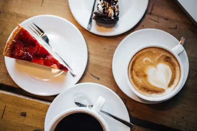 在咖啡厅里喝咖啡的男人图片其他人物咖啡咖啡厅喝咖啡