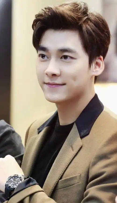 我其实是通过《古剑奇谭》才算认识李易峰的,之前并没有关注过他.