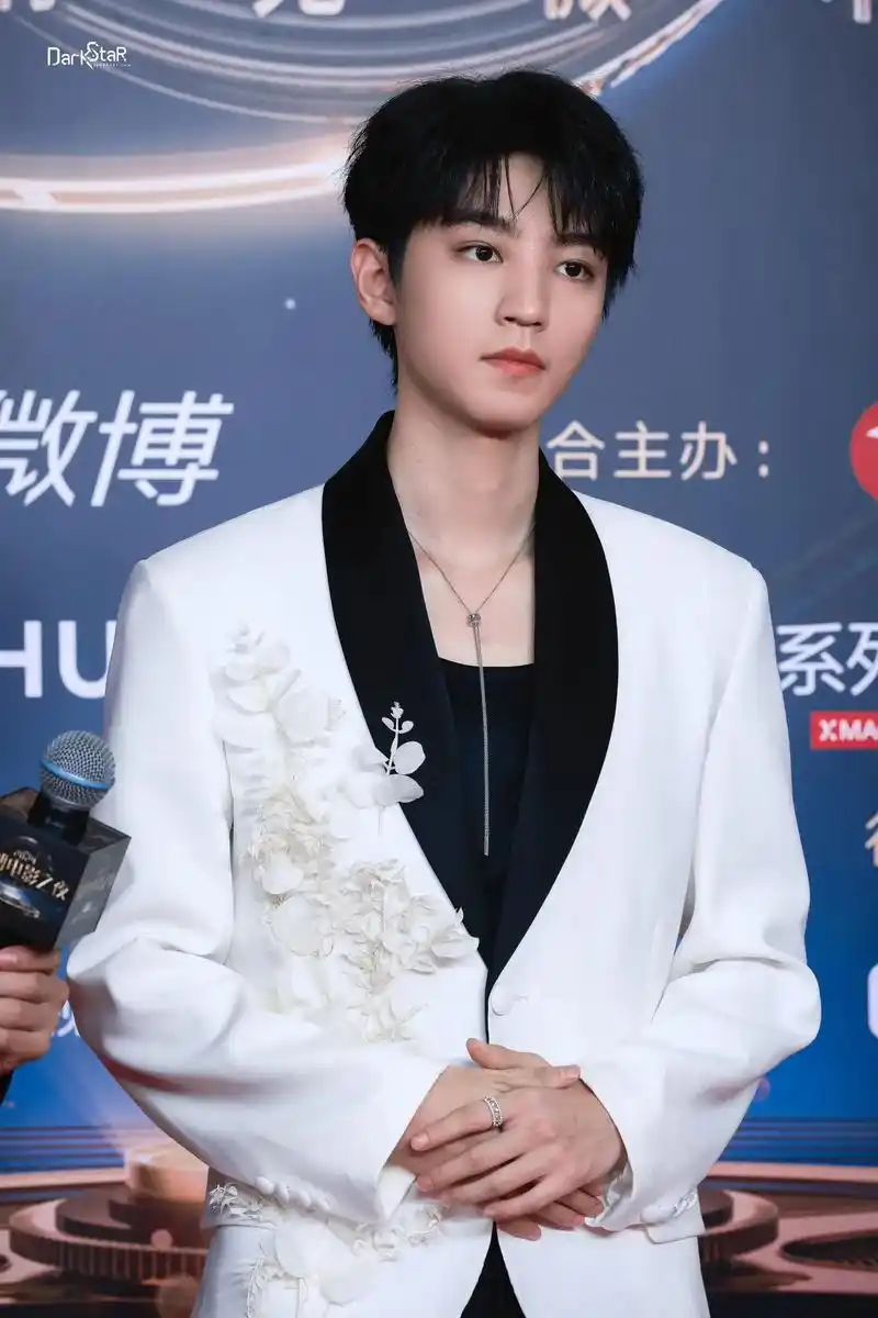 今天是把花朵穿在身上的马亮.#王俊凯 #王俊凯野孩子 #微 - 抖音