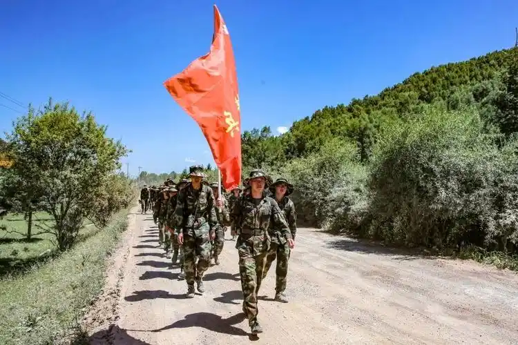 火箭军某部组织百公里徒步拉练检验部队行军作战能力