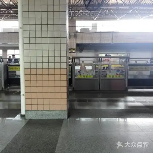 虹口足球场-地铁站