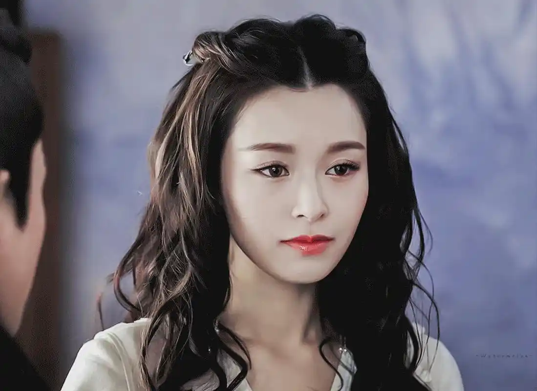 文咏珊演的盼兮确实让人惊艳,她有着异域风情的脸庞,五官秀美又夹杂着