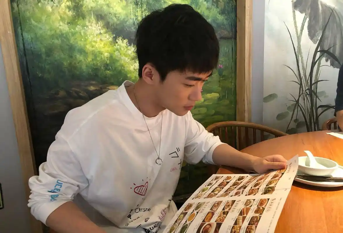 原创不求人王牌局1v4,开局几分钟就击败10人,难怪当年被系统误判