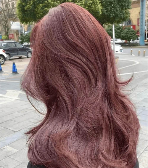 显白的雾感粉棕色体现出头发的质感,搭配随意的卷发特别时