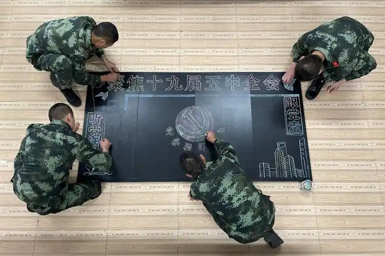 遵义武警官兵化身灵魂画手绘黑板报学习贯彻党的十九届五中全会精神