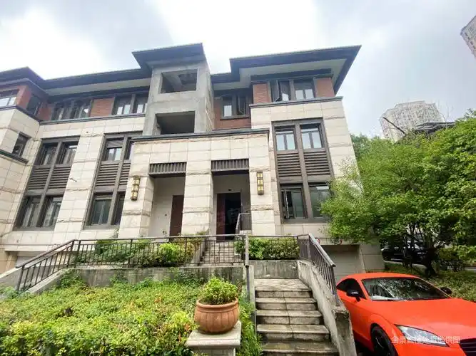 御龙山花园(别墅)5室3厅5卫375㎡南780万
