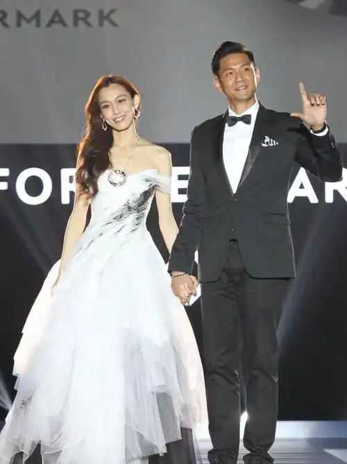 范玮琪着婚纱亮相图片 牵手黑人陈建州大秀恩爱_明星_美桌网