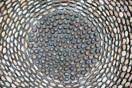 鹅卵石铺成的地板图片