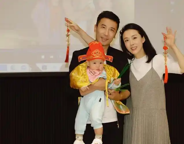 4月2日,演员颜丹晨在个人社交平台晒出一组照片为爱子庆祝一周岁生日