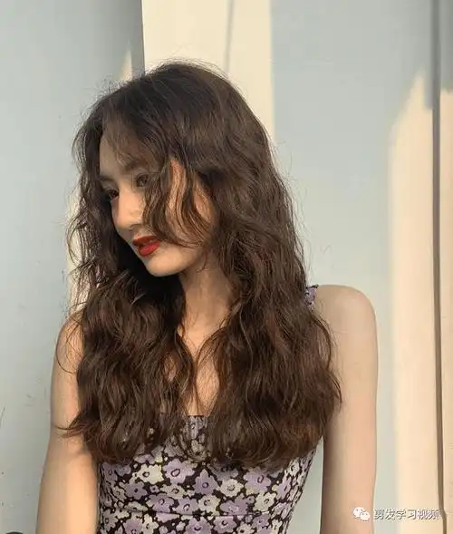 流行呢本栏目主要收集2021最适合时尚男女生的发型,比如短发长发卷发