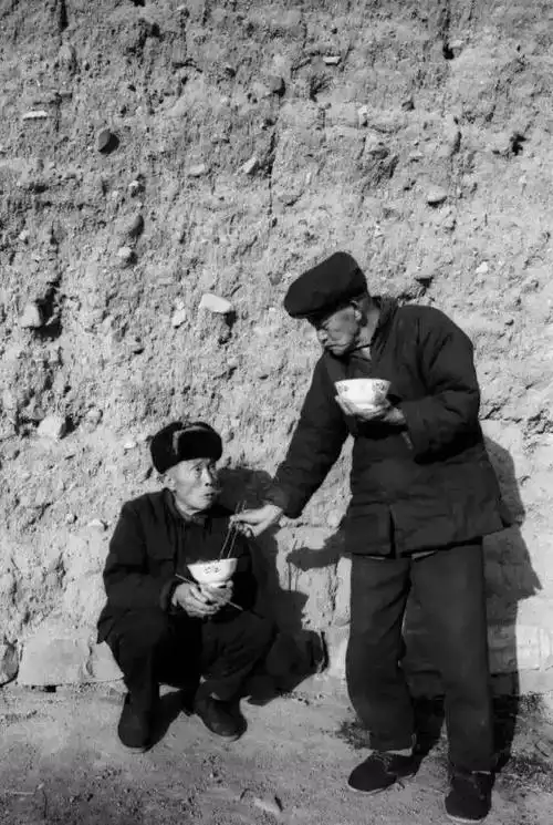 一组旧社会农村吃饭老照片,刷爆了爸妈的朋友圈-生活故事-回忆网