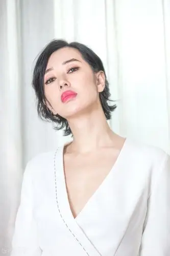 余男散发着迷人风采更显女人味了